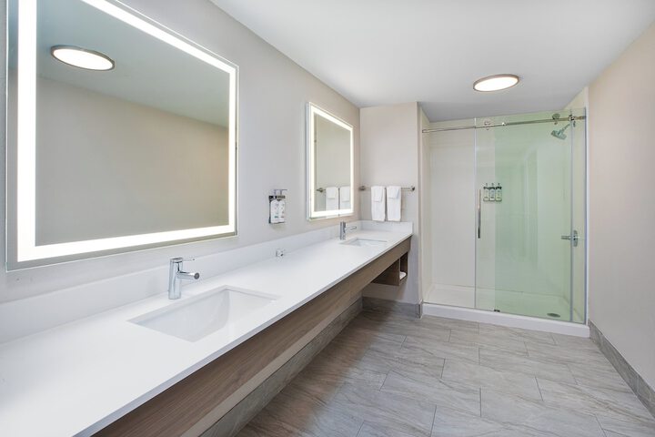 Holiday Inn Express & Suites Milwaukee Nw Park Place by IHG