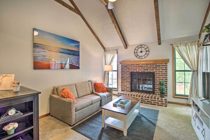 Shawnee Condo 10 Mi to Downtown Kansas City!