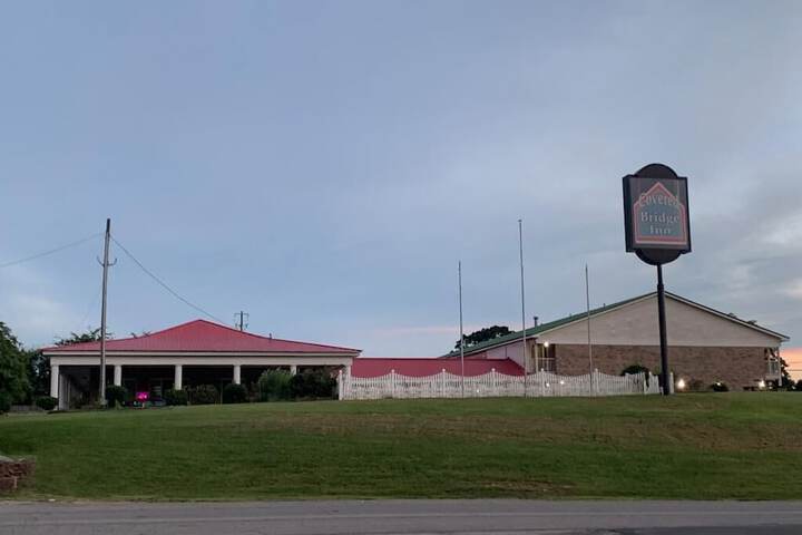 COVERED BRIDGE INN & SUITES
