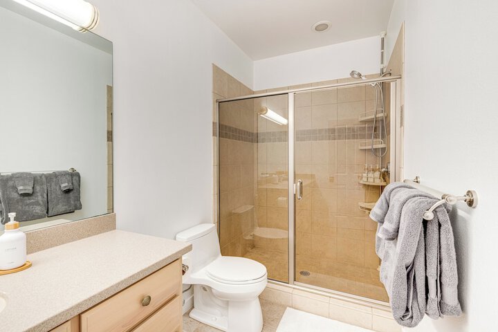 Lovely Rockaway Beach Home w / Pacific Ocean Views!