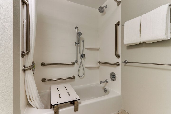 Holiday Inn Express & Suites Roanoke – Civic Center by IHG