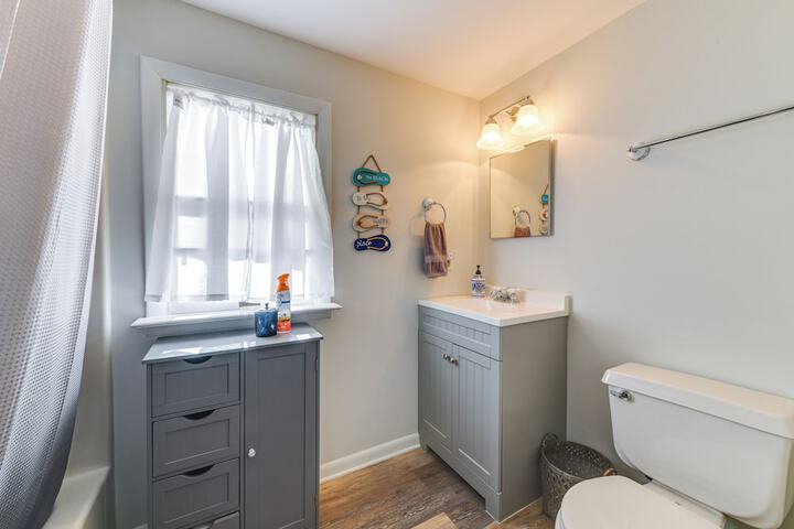 Adorable Cottage: Fire Pit Walk to Colonial Beach