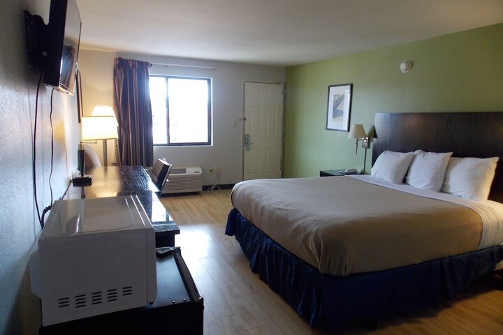Room 17 of 28
