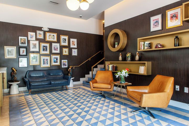 Lounge 75 of 79