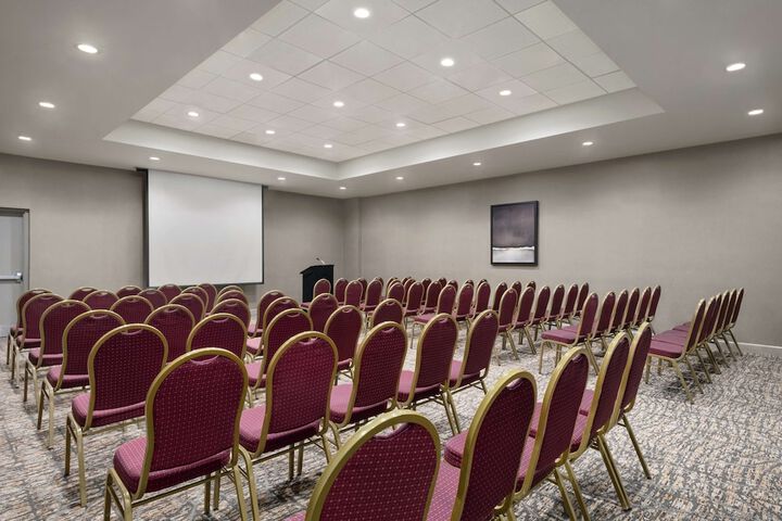 Embassy Suites by Hilton Cleveland Rockside