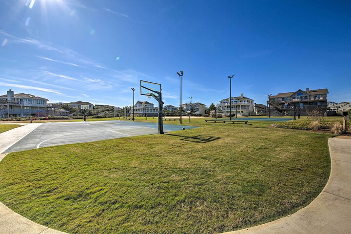 Coastal Home w / Community Pool 2 Miles to Beach!