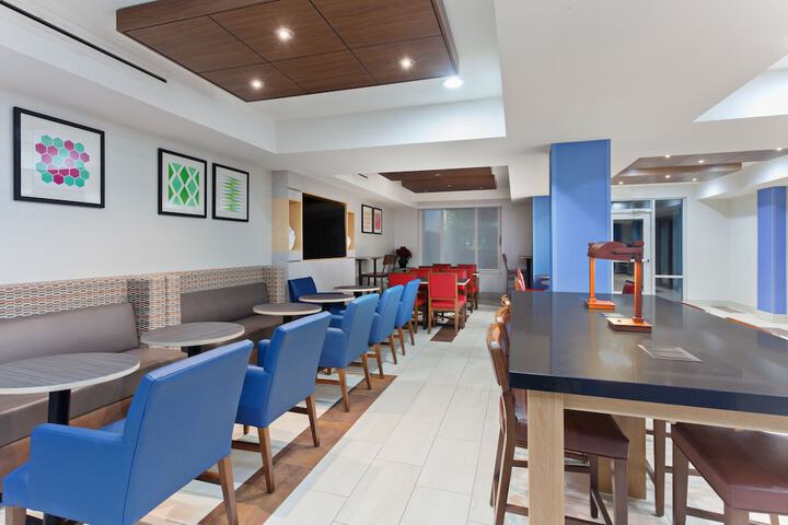 Holiday Inn Express & Suites Elk Grove West I-5 by IHG