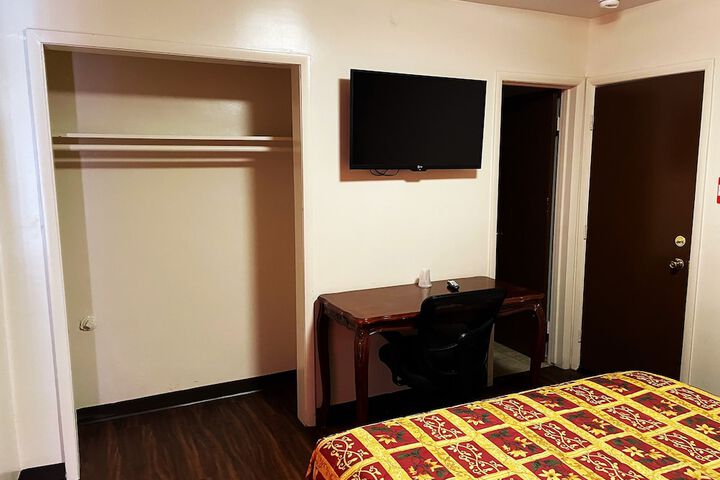 Room 10 of 27