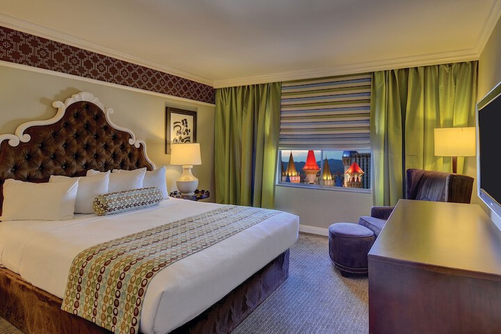 Room 28 of 63