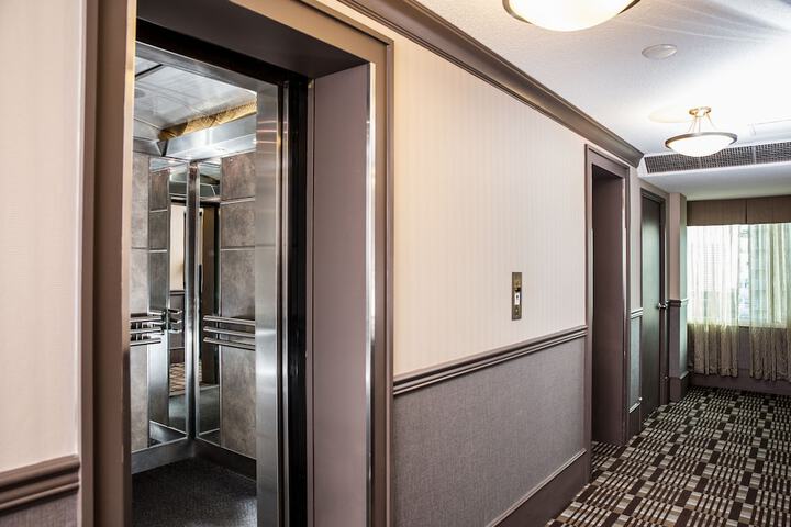 Ballroom/Hall 38 of 47