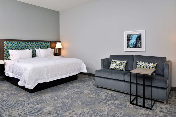 Room 38 of 62