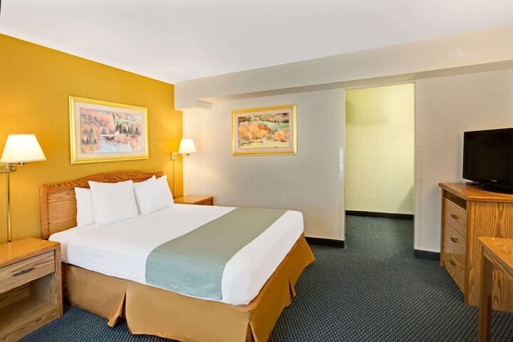 Room 11 of 24