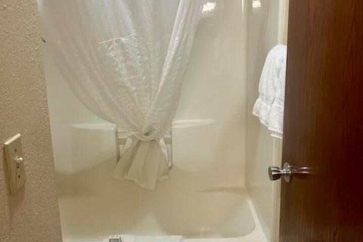 Baymont by Wyndham Battle Creek / I-94
