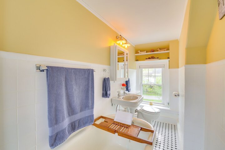 Rockland Home w / Deck 5 Mins to Historic Downtown!