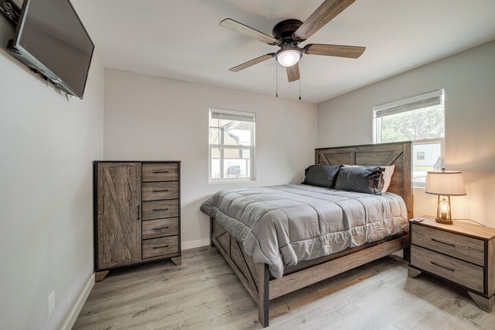 Waterfront Grove Retreat w / Dock: cedar Ridge'