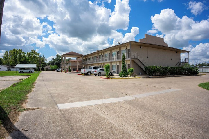 Regency Inn & Suites by OYO Bay City TX