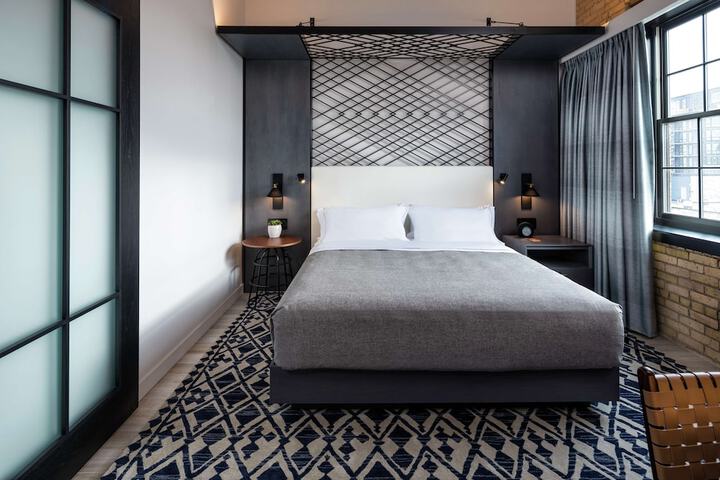 Room 27 of 61