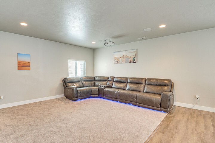 Lovely Walk-out Apt w / Movie Screen: 20 Mi to Slc!