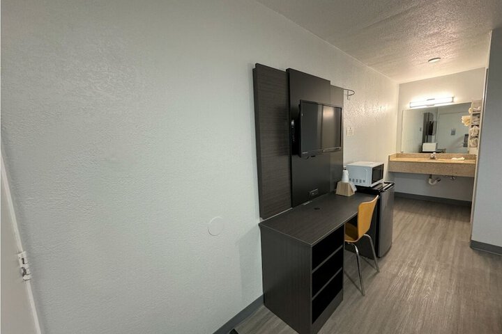 Room 6 of 18