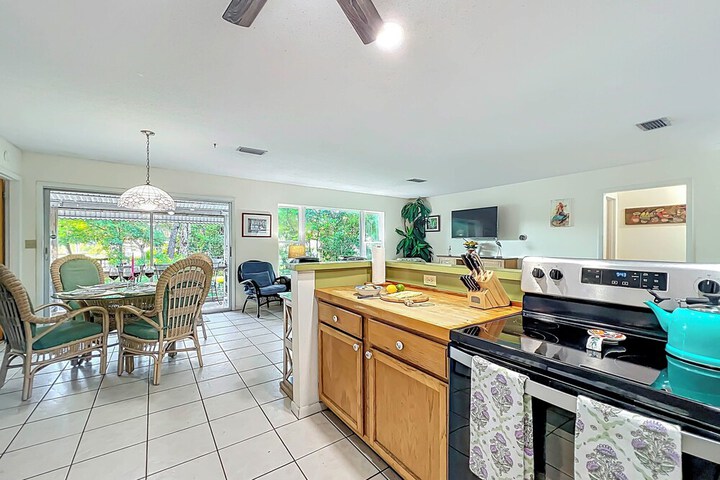 Dock & Kayaks: Riverfront Dunnellon Home!