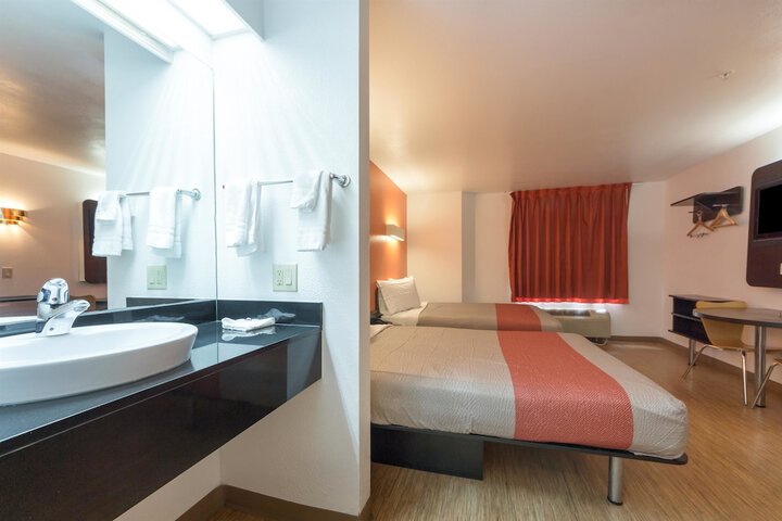 Room 32 of 38
