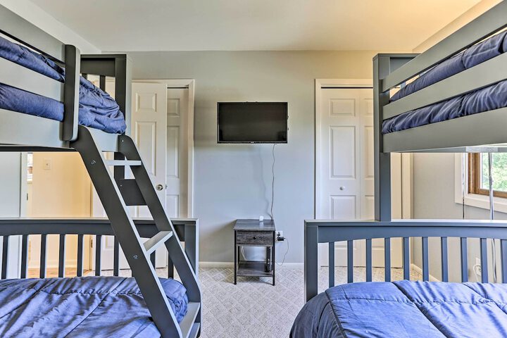 Gorgeous Vernon Township Condo w / Balcony!