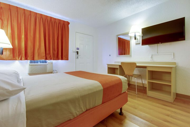 Room 27 of 32