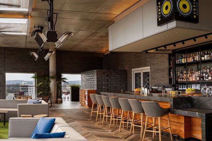 Lounge 77 of 99