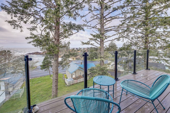 Depoe Bay Townhome w / Deck & Stunning Ocean Views!