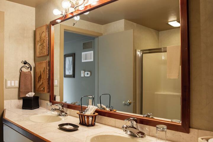 Twin Pine Manor Bed & Breakfast