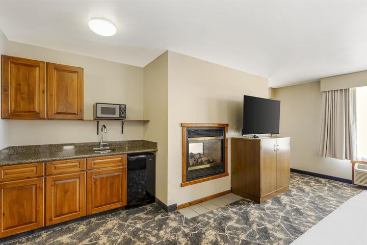 Best Western Plus Riverfront Hotel & Suites