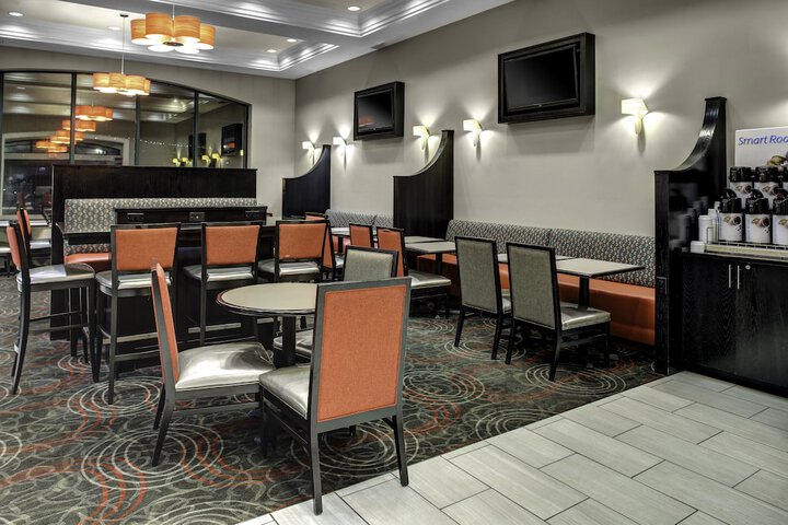 Dining 21 of 31