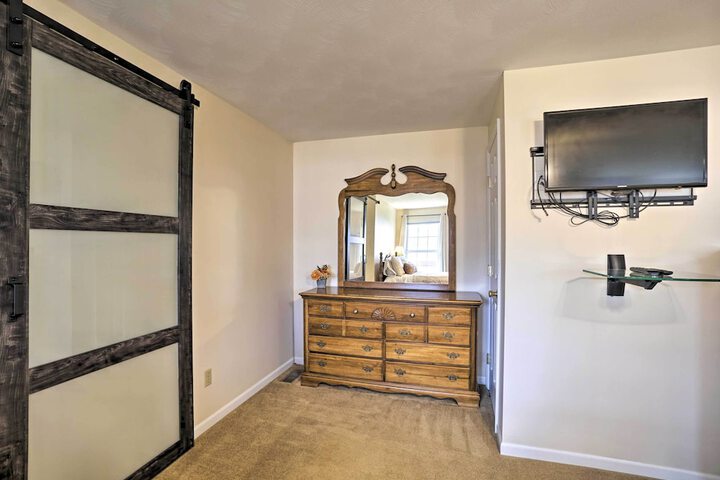 Delightful Tipp City Unit w / Covered Patio!