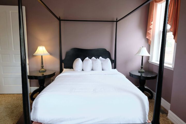 Room 46 of 185