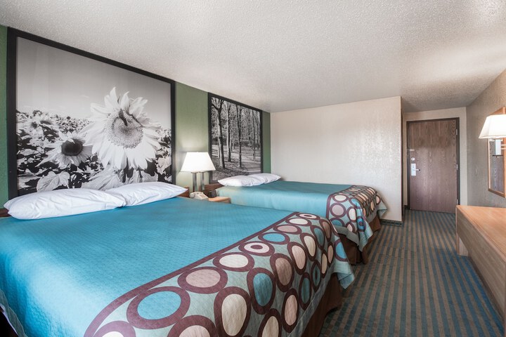 Super 8 by Wyndham Devils Lake