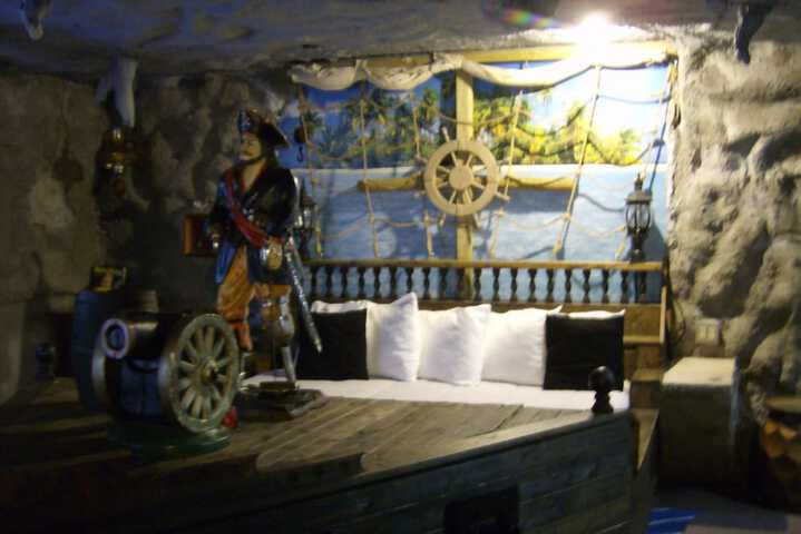 Room 13 of 38