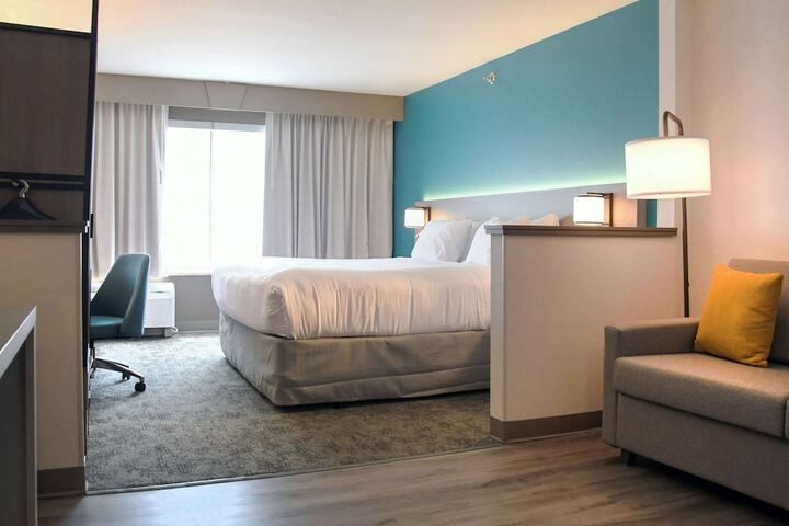 Comfort Inn & Suites NW Milwaukee