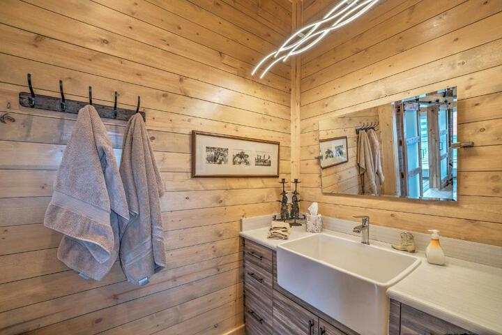 Ennis Lake Studio w / Kayak Pool & Fire Pit!