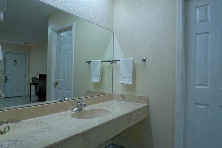 EXECUTIVE INN AND SUITES