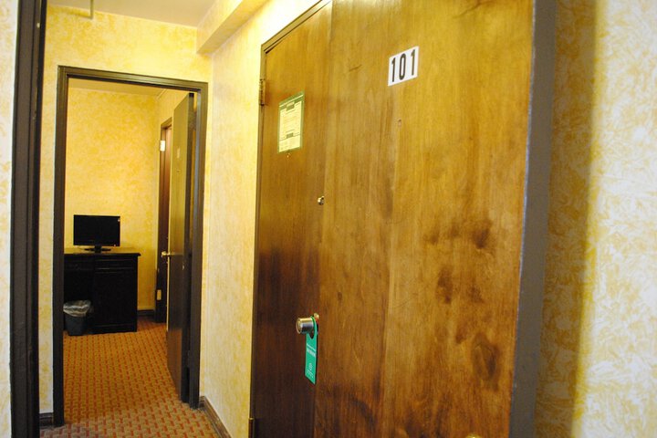Room 17 of 37