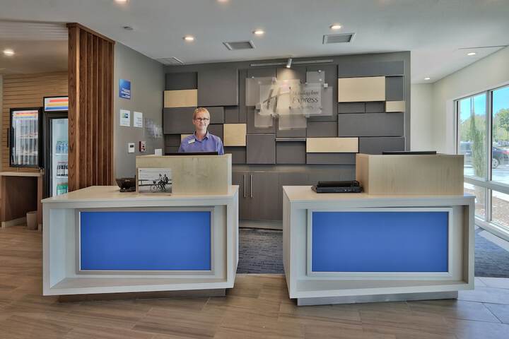 Holiday Inn Express & Suites Roswell by IHG