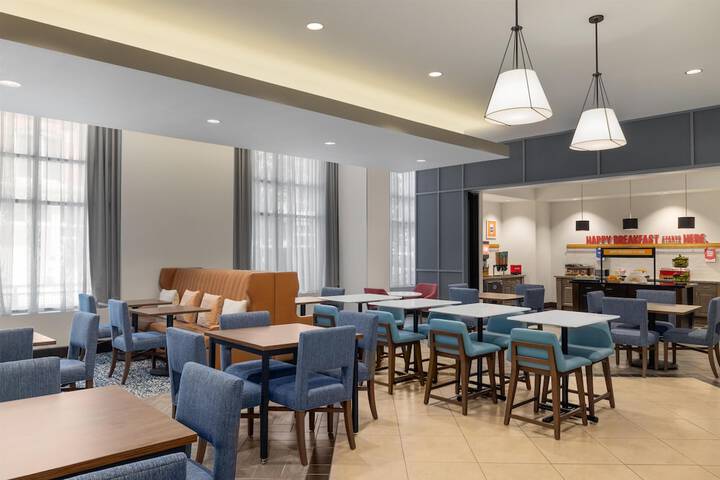 Hampton Inn & Suites Roanoke-Downtown