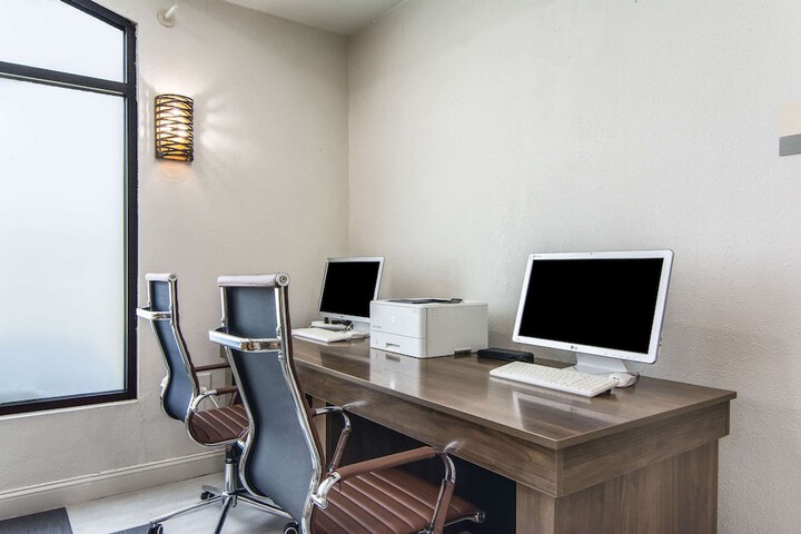 Business Center 29 of 35