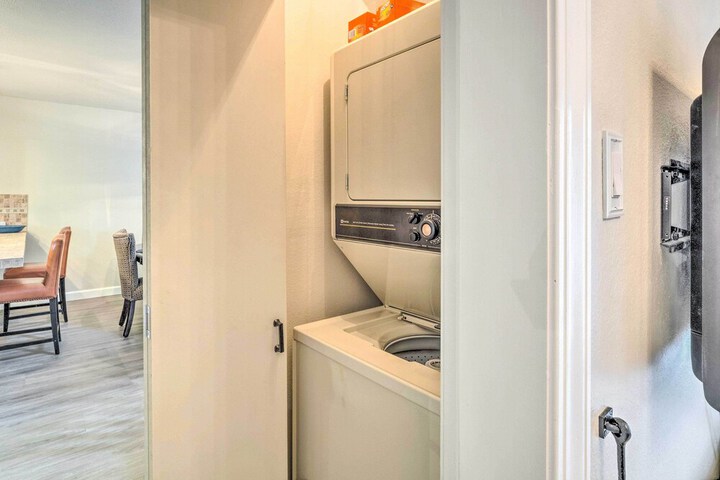 Horseshoe Bay Townhome w / Patio & Outdoor Pool!