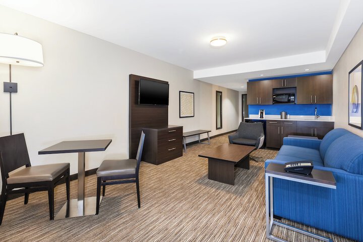 Room 13 of 33
