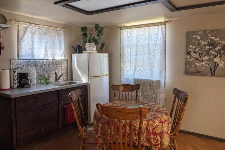 Rustic Rooms Barn Loft (Upstairs Studio Apartment) Near Kings Canyon & Sequoia National Parks