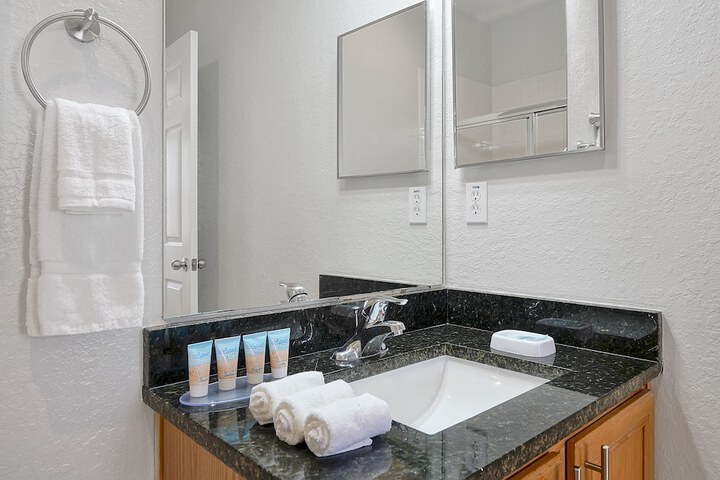 Regal Oaks Resort Vacation Townhomes by IDILIQ