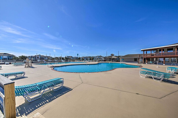 Coastal Home w / Community Pool 2 Miles to Beach!