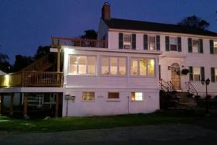 Sheas Riverside Inn & Motel