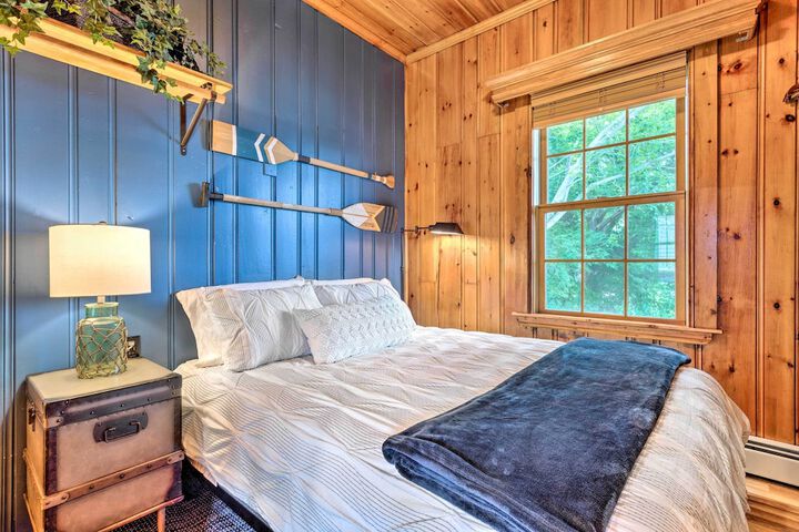 Charming Bristol Cottage w / Private Beach!